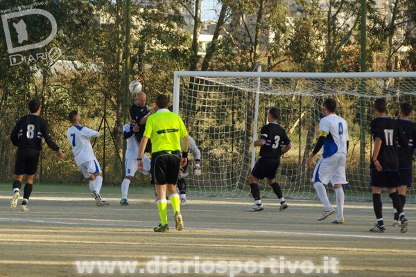 La difesa della Ferrini respinge un cross per Farci